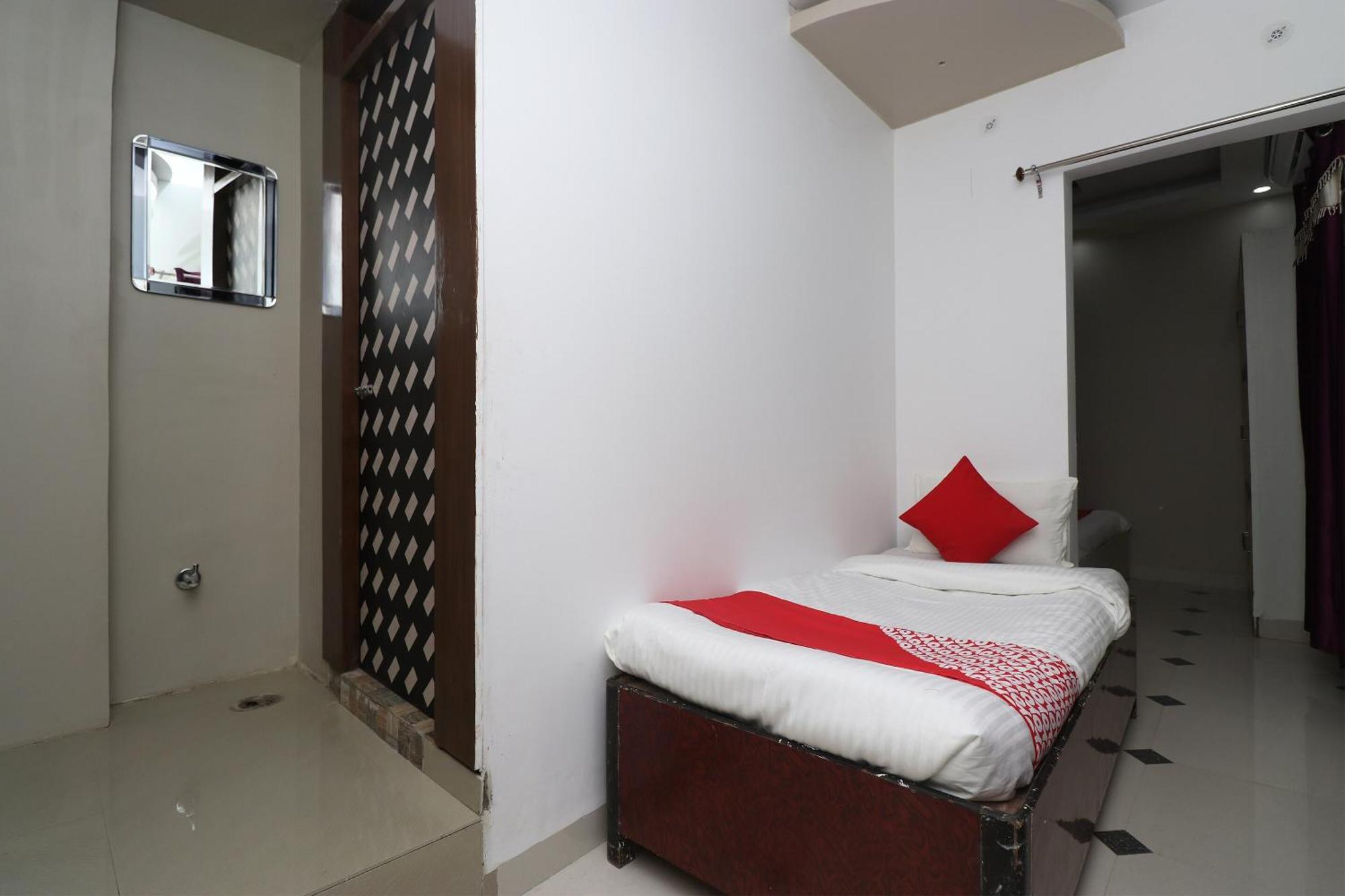 OYO 29570 Swastik Resort Colonelganj Exterior foto