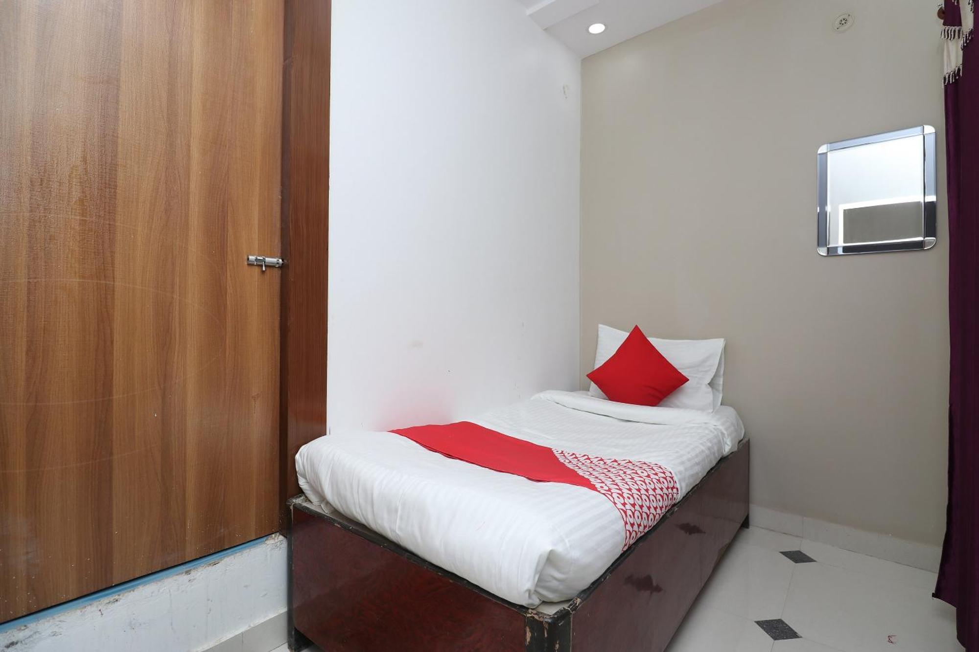 OYO 29570 Swastik Resort Colonelganj Exterior foto
